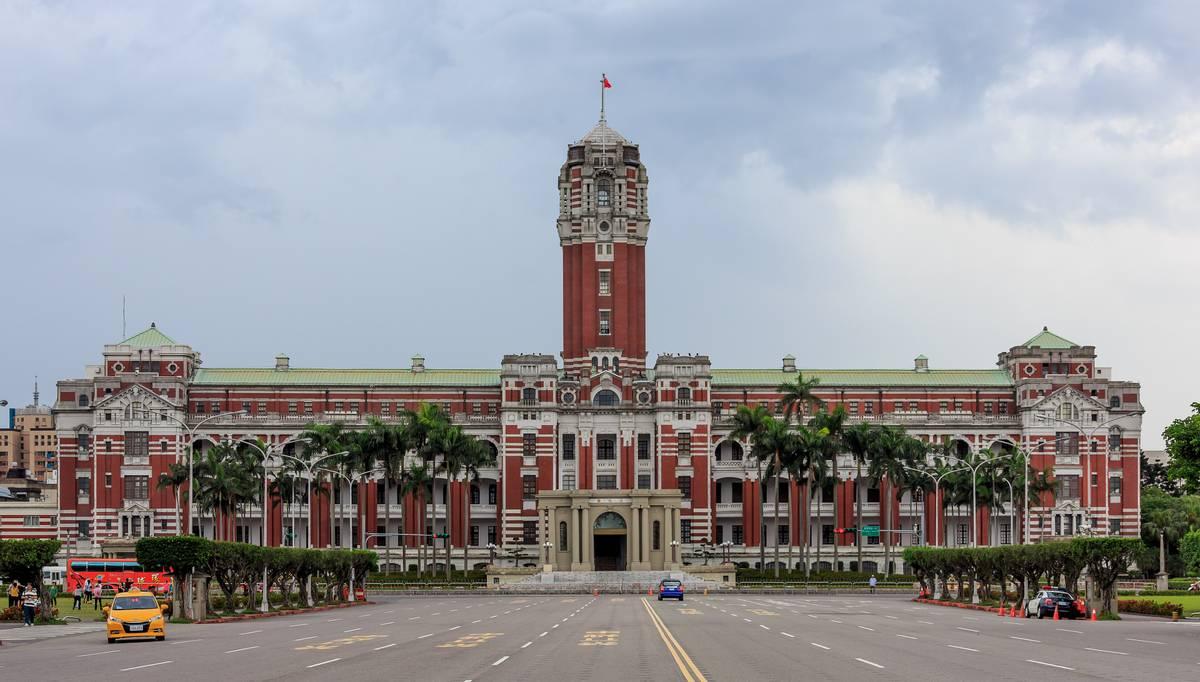 这两天，岛内舆论一下热了：平日高调的政客忙着喊话，7月1日一部新法落地，到底哪条