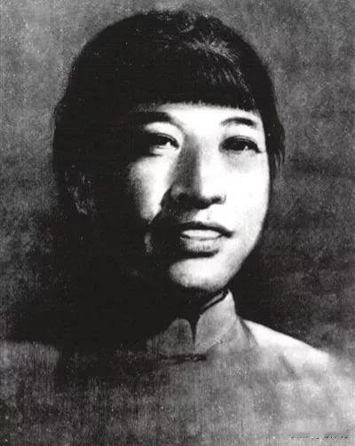 1928年9月19日，一个女人被敌人带到刑场。他们将她衣服扒掉，四肢分开绑在木桩