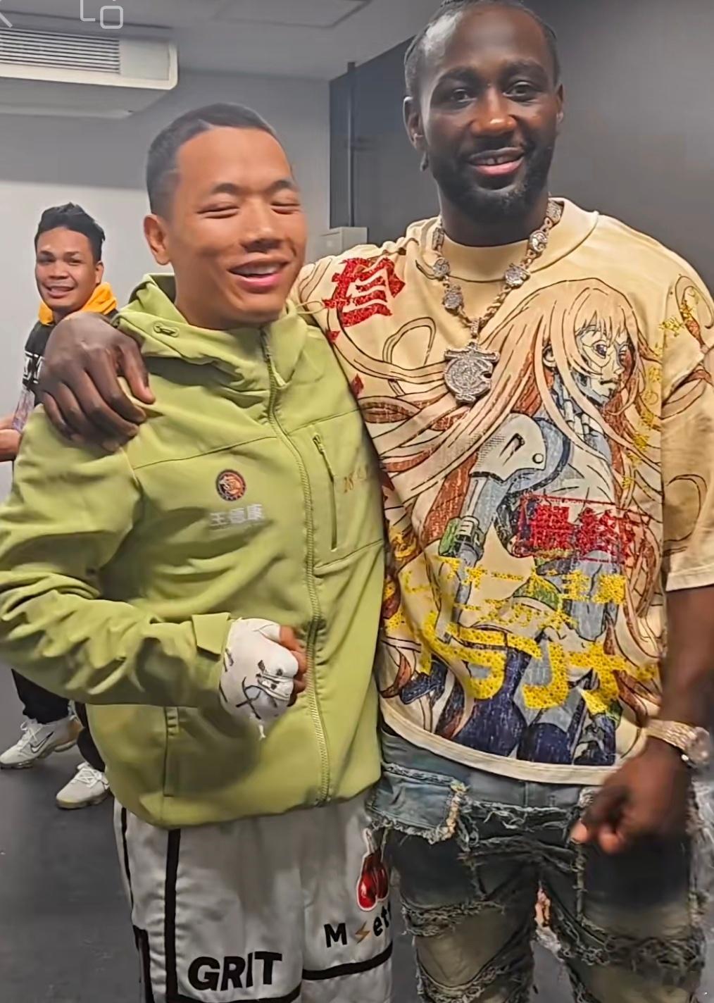 哈哈，克劳福德看了一半井上和中谷的比赛闭眼睡了。不过赛后他去看了王德康，觉得中国