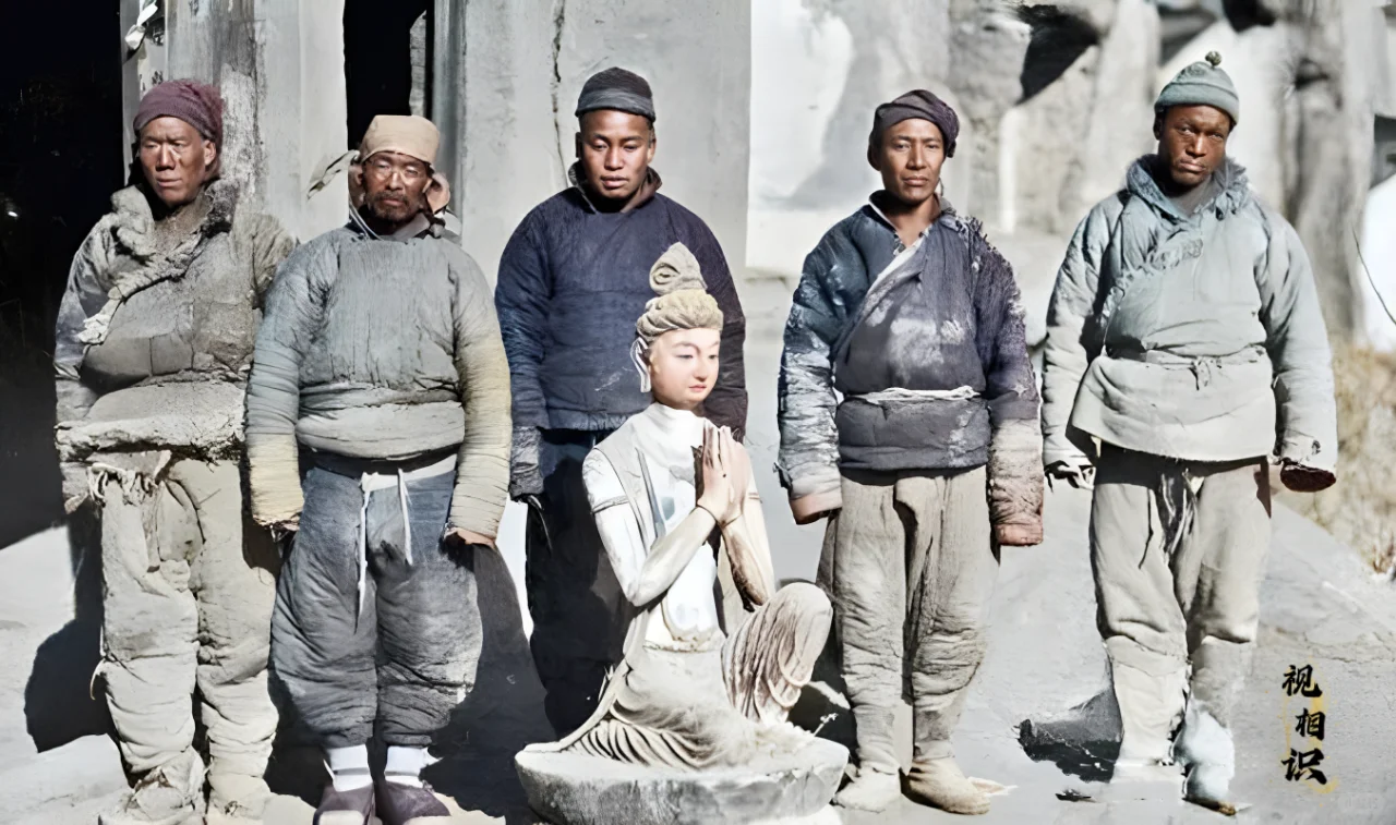 1924年，敦煌，美国探险家华尔纳私自凿取的唐代彩塑供养菩萨像的照片...