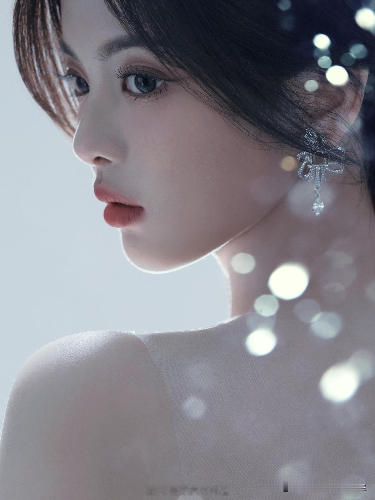 杨超越温柔似水的眼神，闪耀的耳饰，如梦似幻的氛围