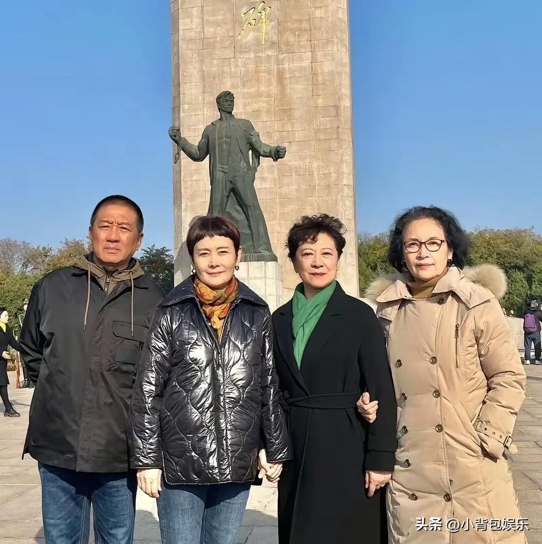 四位演员合影，穿着都十分的朴实，左边的是丁勇岱，右二是王馥荔，其余两位女演员只是