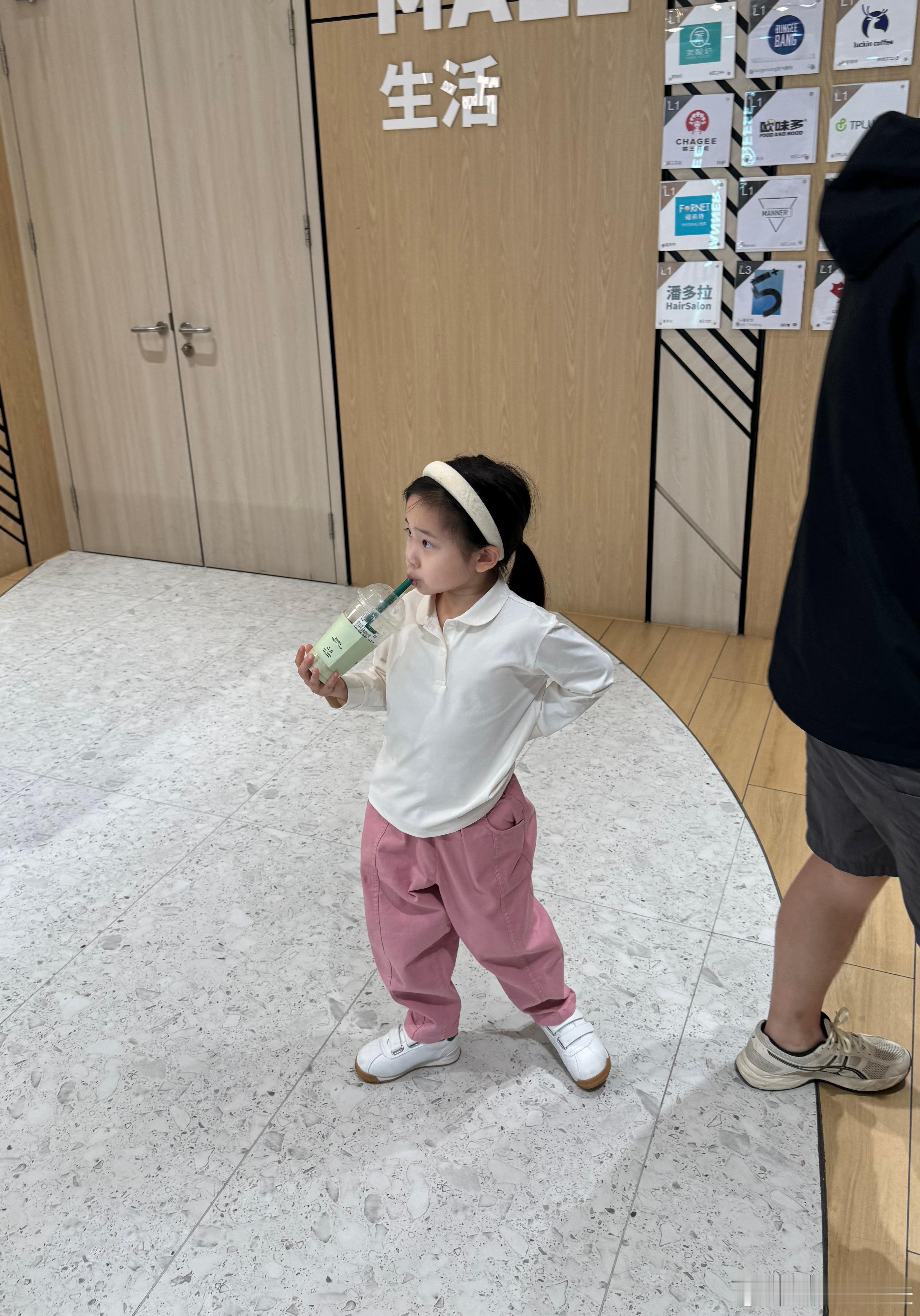 我们给崽买衣服一般都要提前的，像这套今天上海室内穿就正好（室外要加个薄外套），但