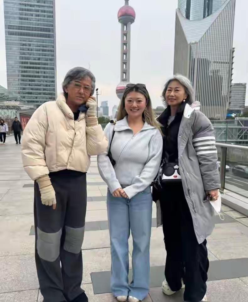 她嫌孩子吵，一辈子没生。
却把林子祥前妻的孙女，当成自己死去的妈。
第一次抱到那