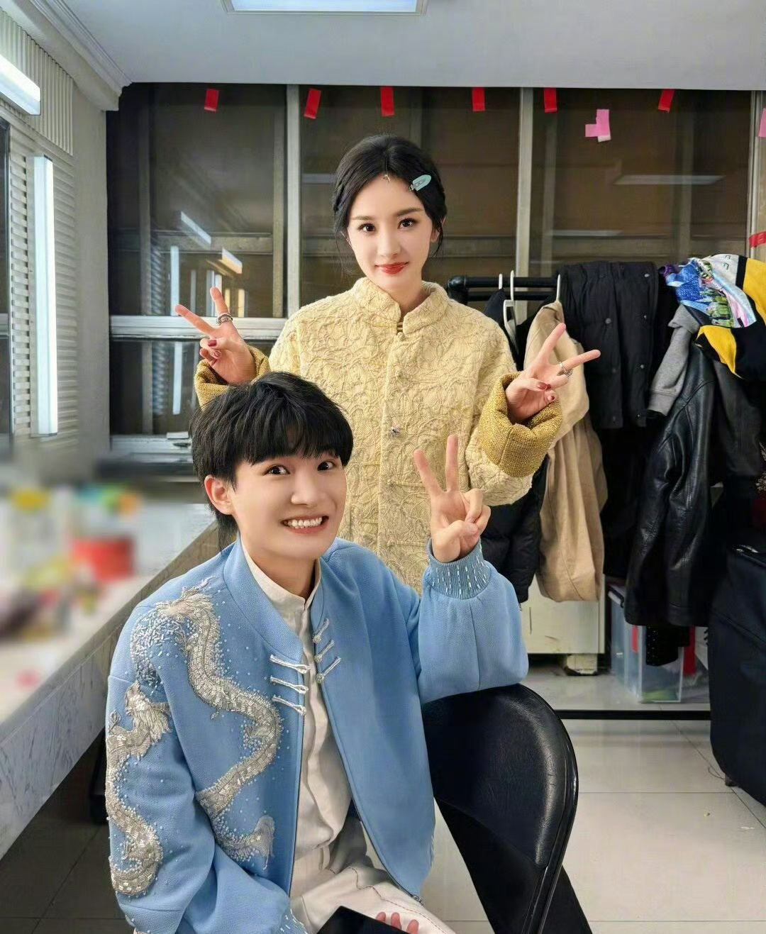 #周深给杨幂提裙子# 一袭黑色开叉绣花亮闪拖尾裙现身活动现场，让人一眼惊艳[打c