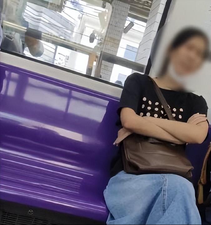 【制伏地铁辱华女子当事人发声】7月7日，一女子在上海3号线地铁上发表不当言论，并