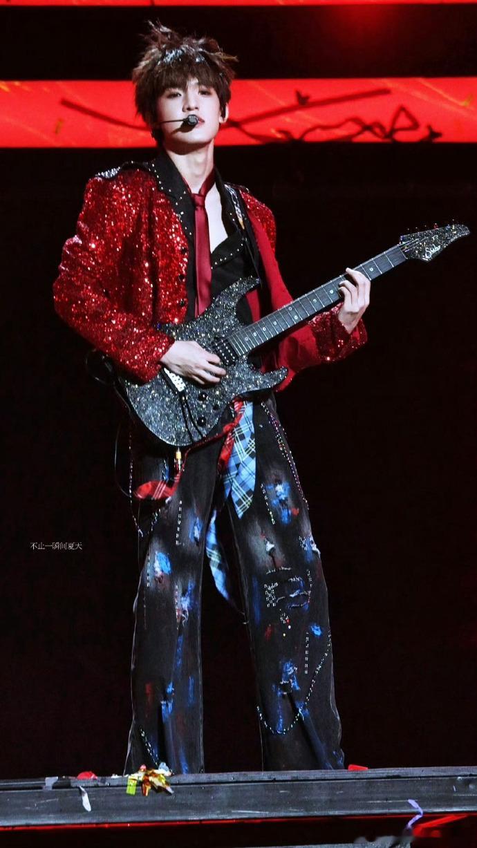 张泽禹电吉他版iwannabeyourslave张泽禹的电吉他solo从他的吉他