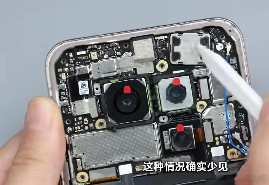 杨长顺拆机过程中我们很清晰看到Mate70 RS顶部定制的扬声器也是斜着放置布局