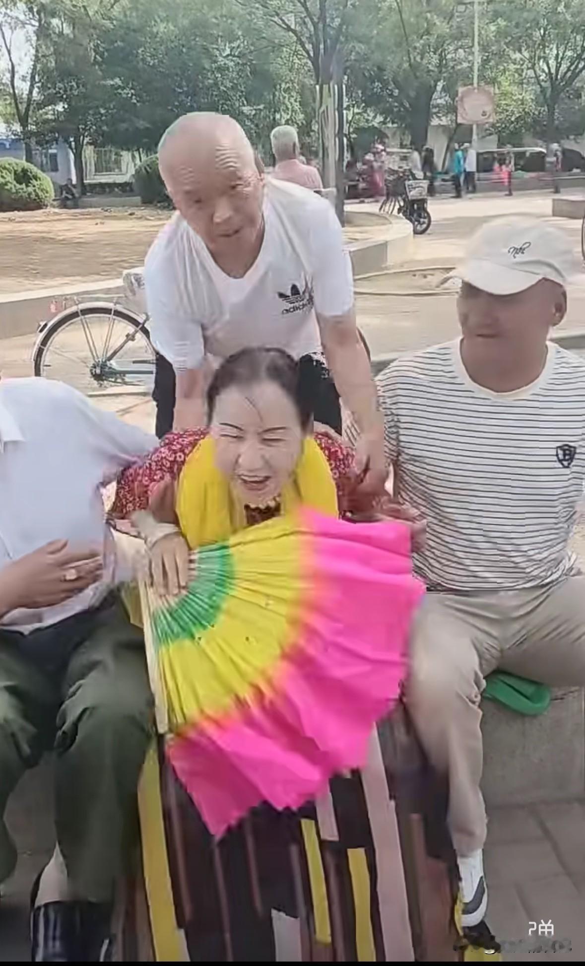 明明是被几个老头占便宜戏耍，她还能乐在其中，那就别怪别人看不起你了，

这个老太