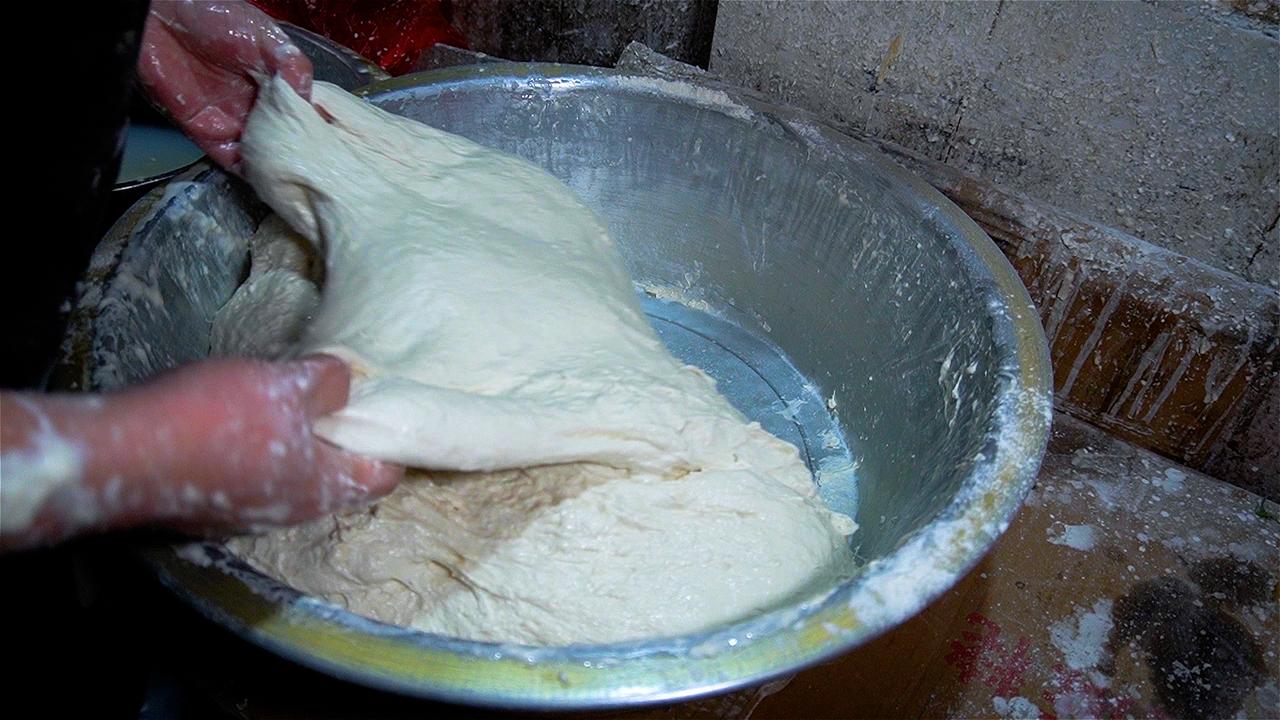 晒图笔记大赛福建石狮老街的巷口，晨雾还没散尽，阿婆的润饼摊已经忙碌起来。七十多岁