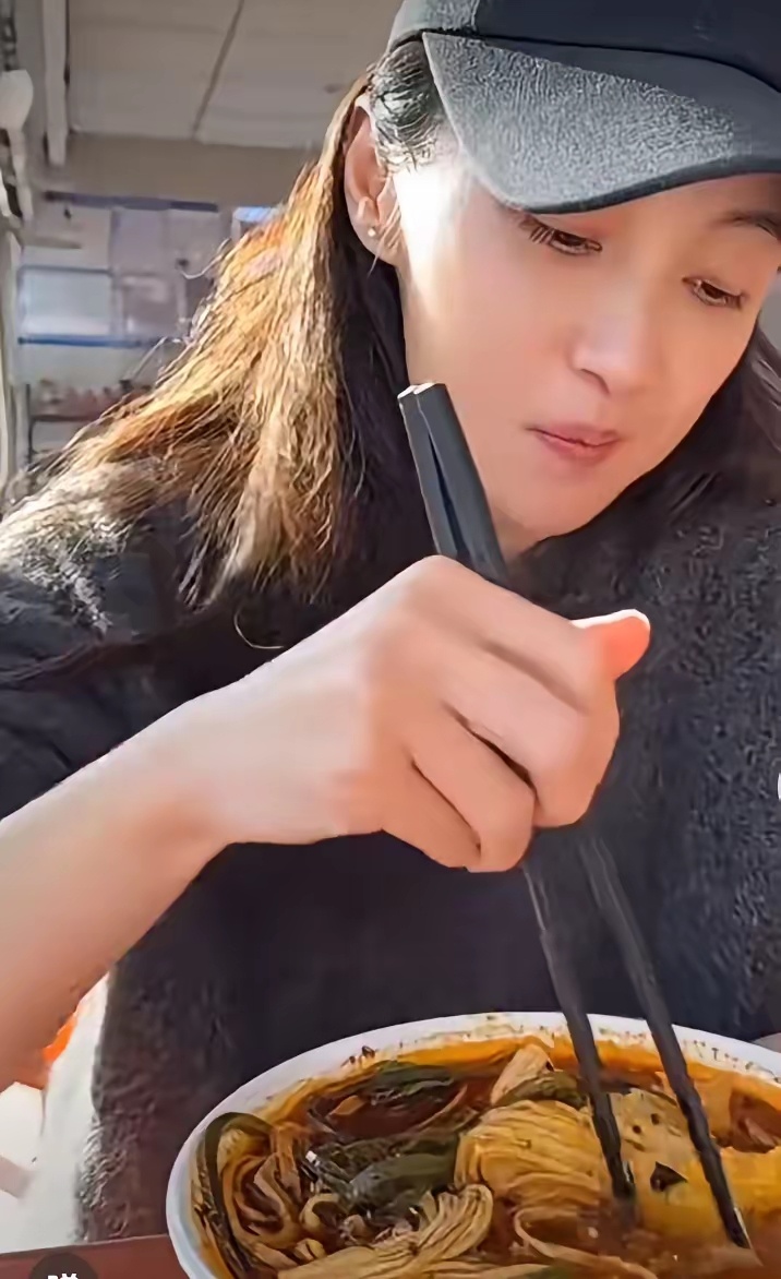 姚笛现状：街头吃麻辣烫，感叹人生也是各种滋味都有姚笛现在的状态看着不太好说，看样