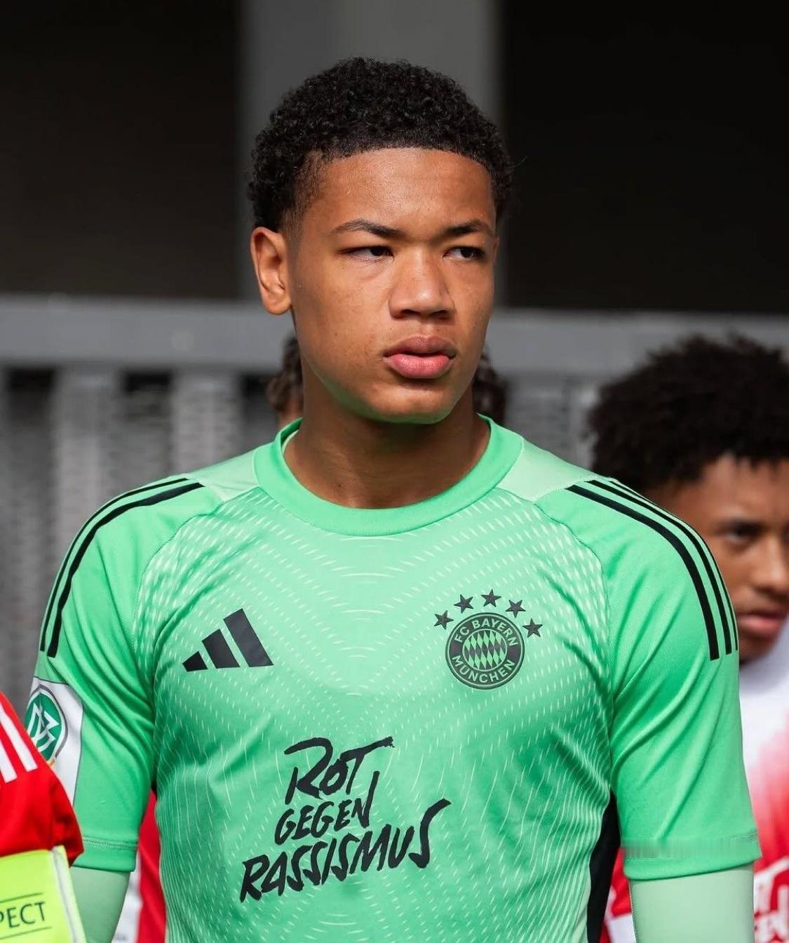 活久见，费老鼻子劲了，就为了让这位16岁门将代表球队出战！

拜仁计划在对阵亚特