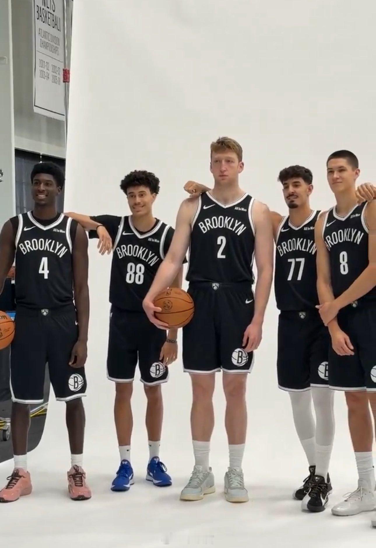 按照NBA传统，有海外季前赛任务的球队率先开营，比如篮网：曾凡博亮相，他说此番中