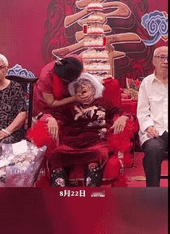 这是祝寿还是受罪？都这个样子了，还把老人家弄出来摆上，看视频，老人的头都立不住了
