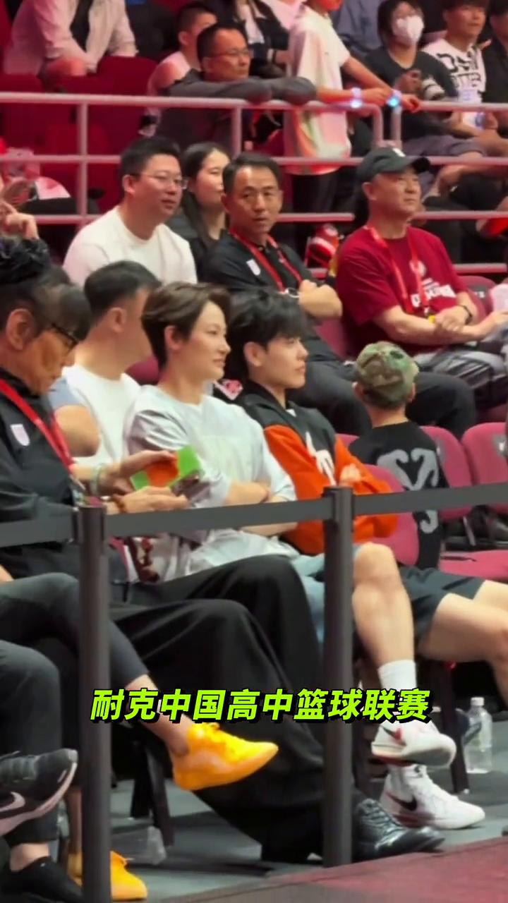 这是什么比赛？李梦和杜锋紧紧的坐在一起，时不时还凑在耳边交流场上的局势。杨力维和