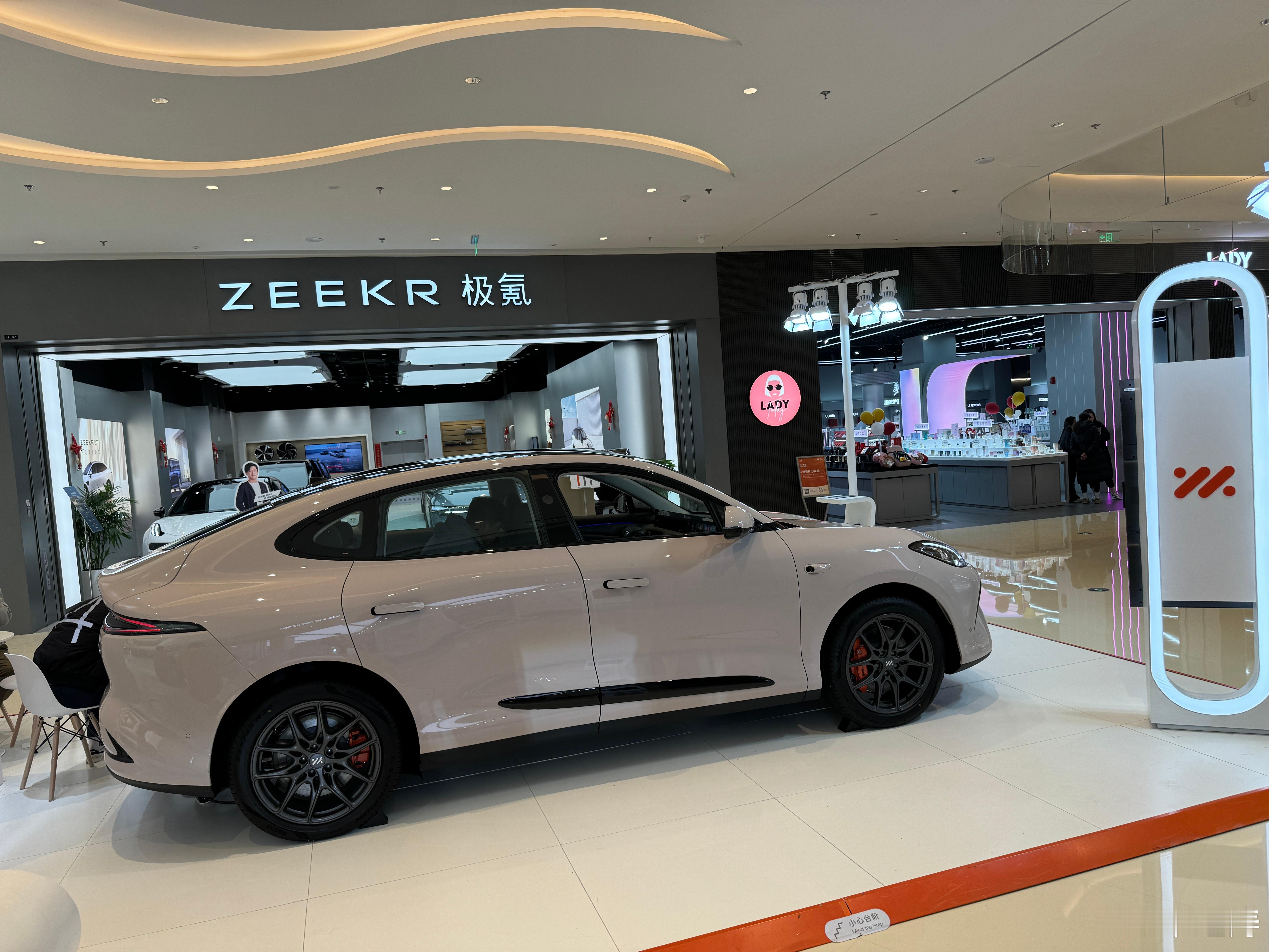 智己还挺会的，直接把Ls6展车摆在了极氪店门口。看了眼两车1月的销量，难怪会用这