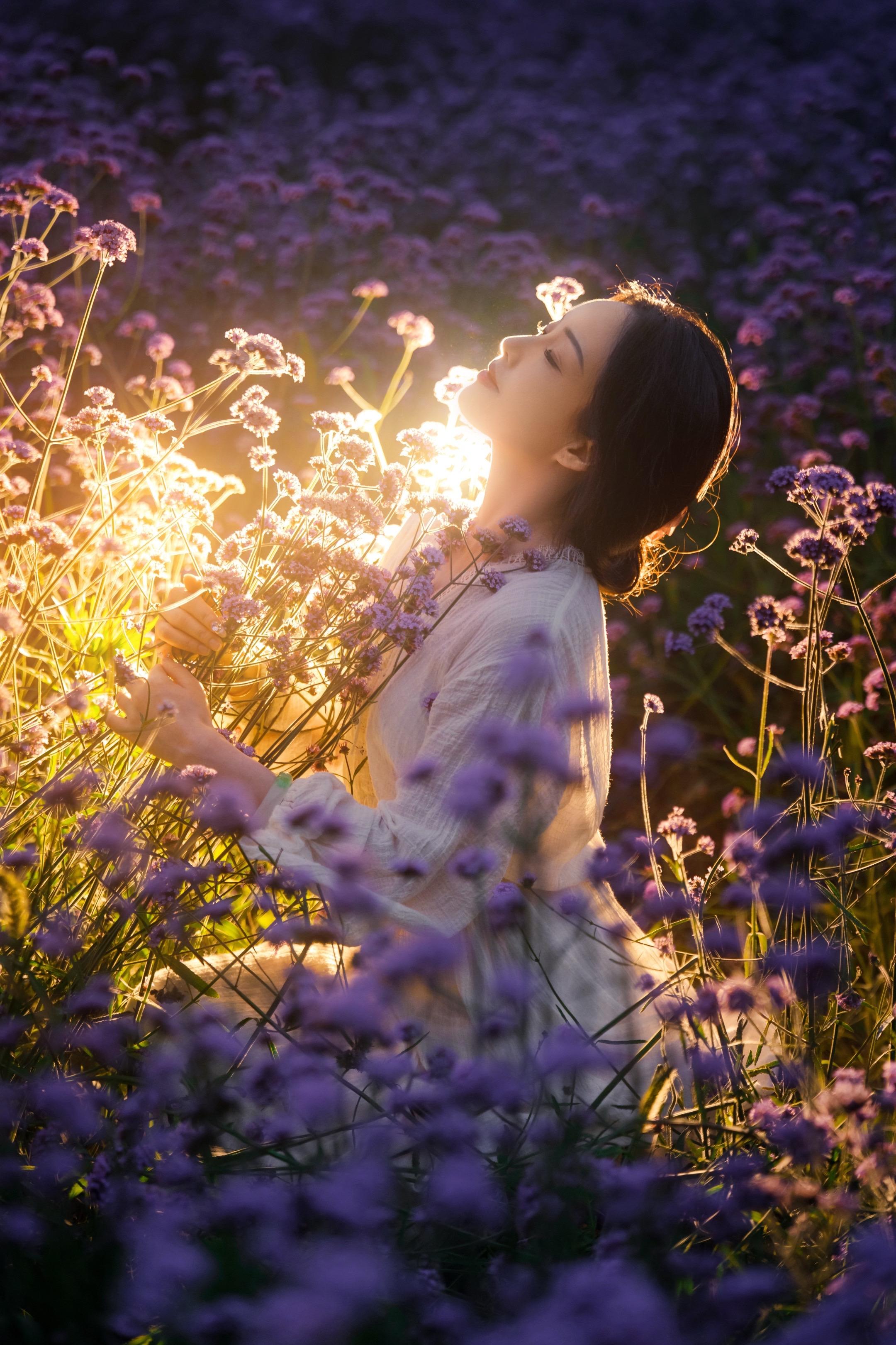 夜色漫过花海，繁星坠入眼眸， 提一盏微光，与星星相候， 任风揉碎发丝...