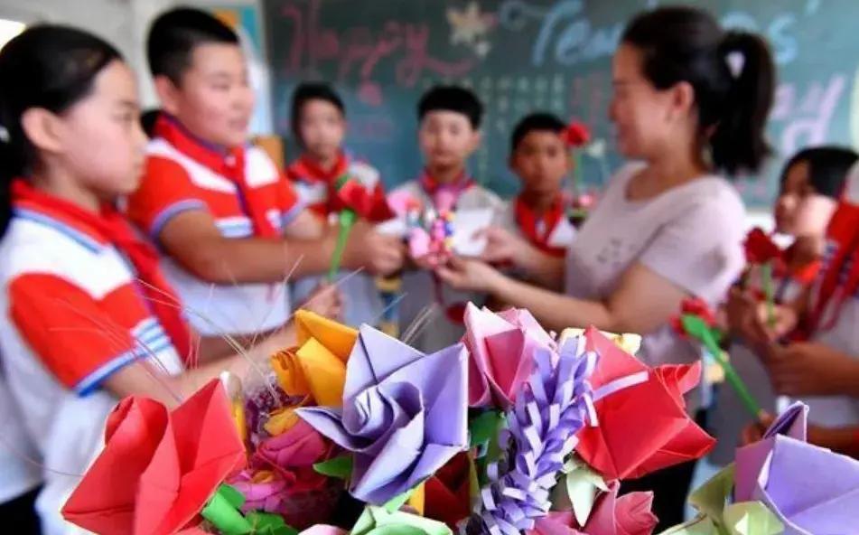 “这次老师栽了？”安徽合肥，疑似家长自曝合肥一中学老师在教师节收取家长五粮液化妆