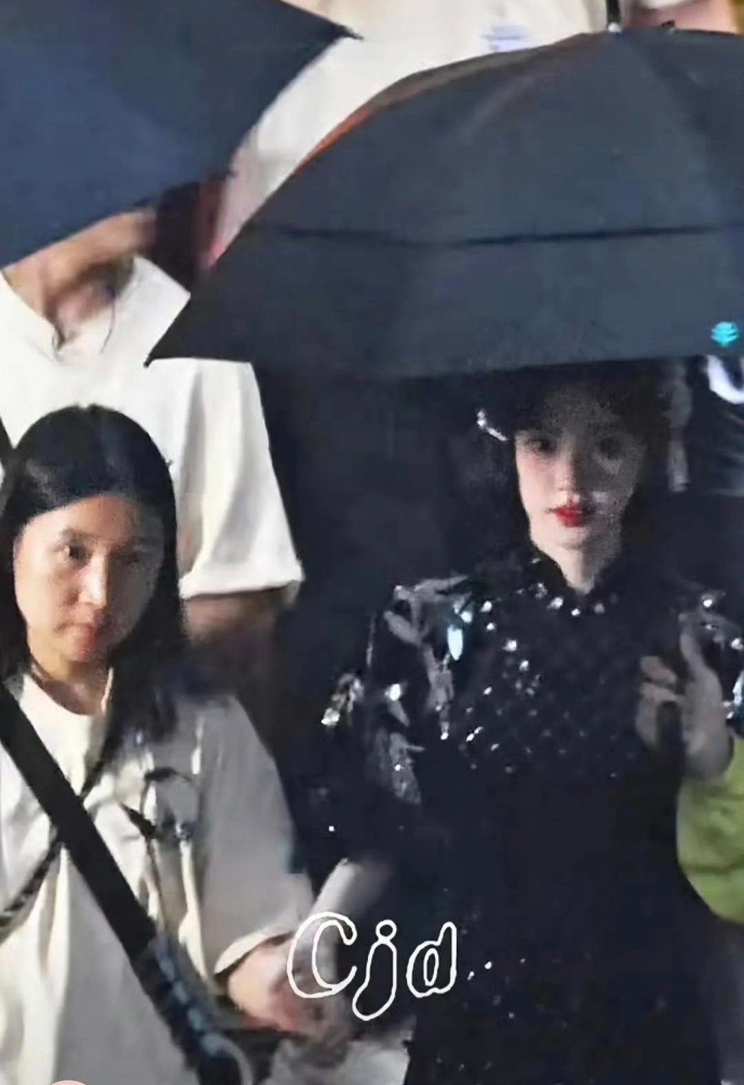 鞠婧祎万花世界第二套衣服，财阀千金的感觉 