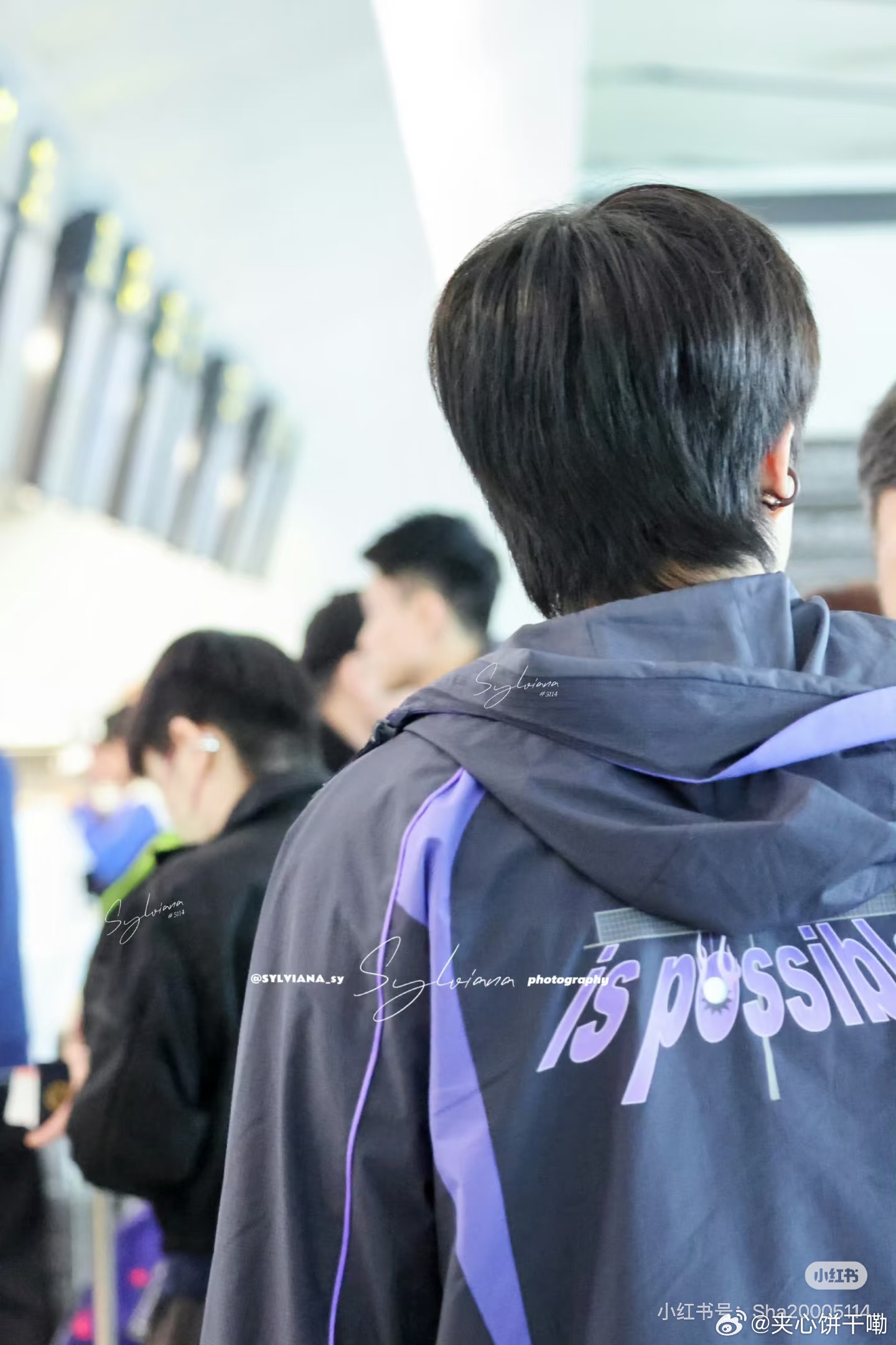 大头也带耳夹啦～一前一后，一个左耳一个右耳