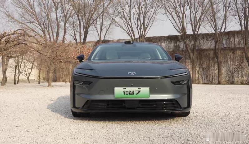 丰田豪华旗舰铂智7定于3月上市最近一直在看车，因为主要考虑市内通勤，所以主要看的