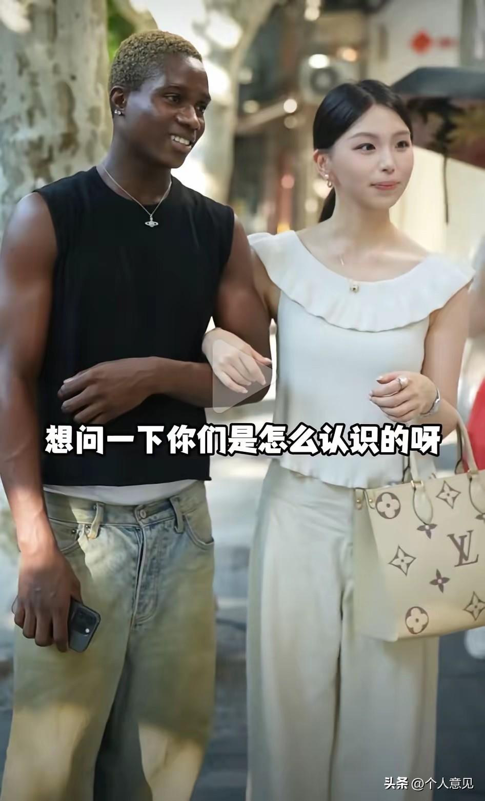 女子将自己的黑人前夫介绍给自己的闺蜜，而这个闺蜜欣然接受并一脸幸福！
首先说按照