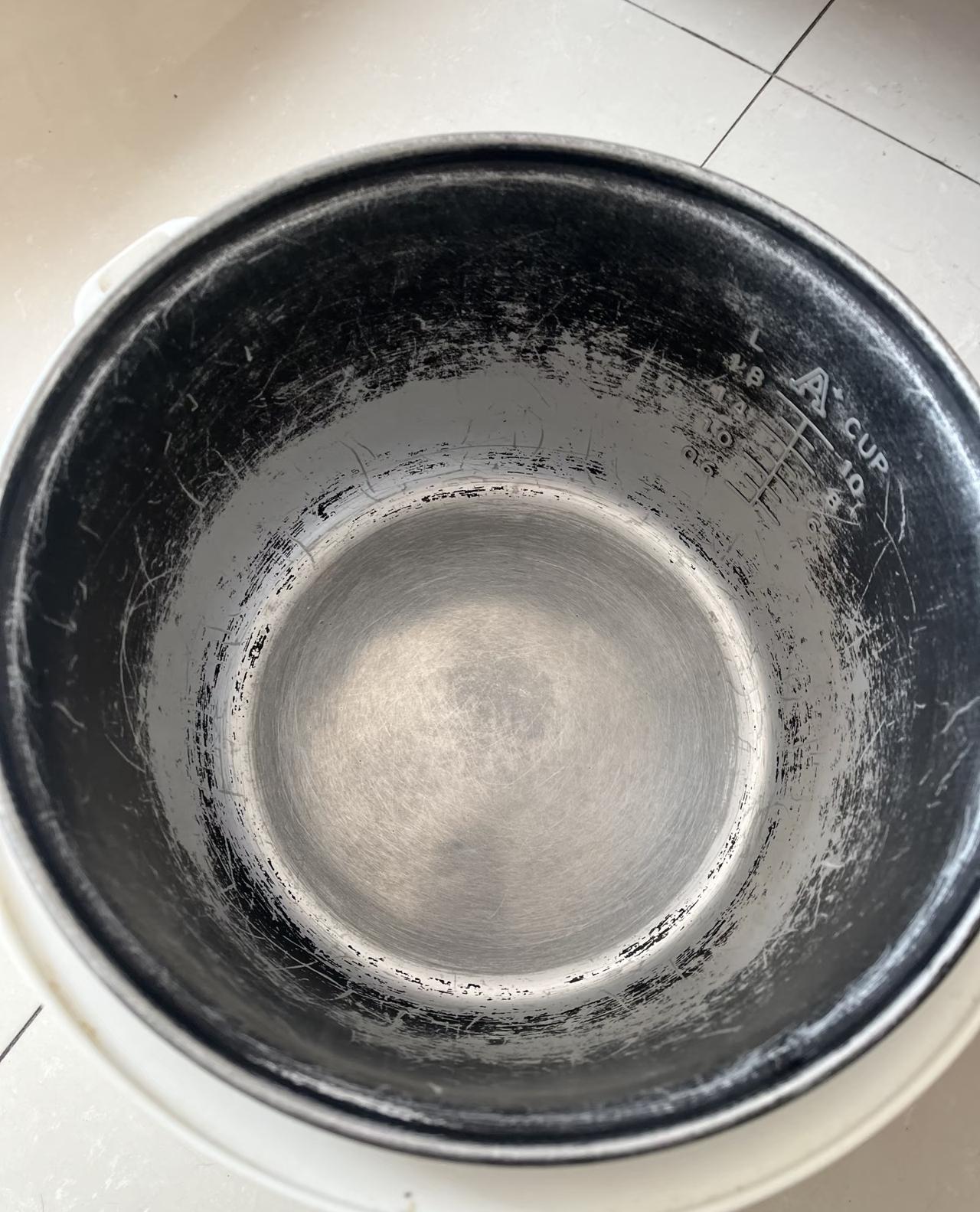 昨天我新买了个电压力锅，和婆婆说把旧锅回收吧，婆婆的做法绝了。

她总是念叨“不