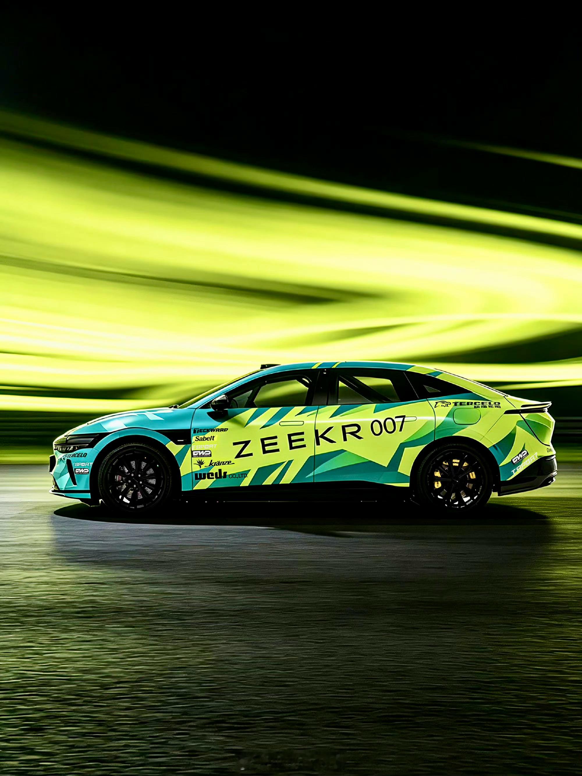 爆了爆了～简直帅爆了～极氪007底盘调得特别扎实，过弯不飘，刹车又快又准，说停就