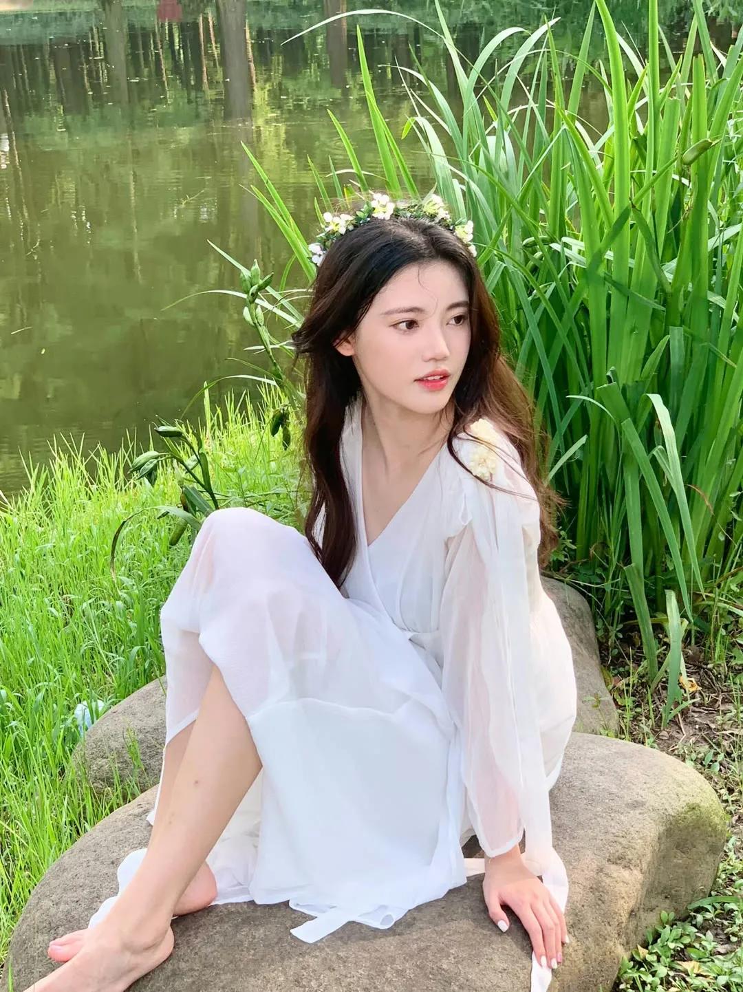 孙珍妮近期出席活动时因脸部浮肿引发热议，网友猜测涉及整容、饮食问题甚至蜜蜂叮咬。