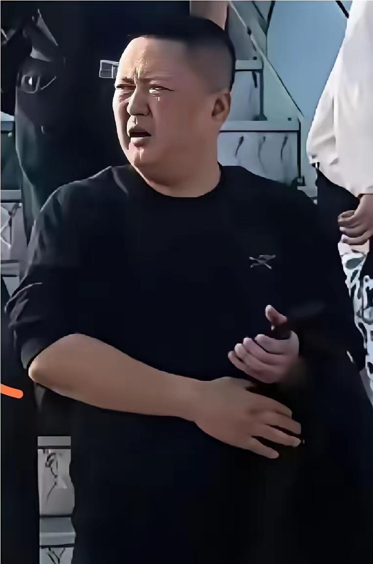 终于见了庐山真面目了，眼前的这个人，就是逼空姐给他下跪的人，一直以为空姐犯了什么
