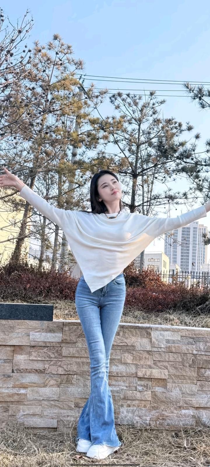 再忙的日子也有了着落，
再长的路也愿意走下去。
不是因为生活太好，而是因为你在，