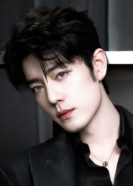 肖战十日终焉灰瞳什么样子的灰瞳，这样的吗？ 