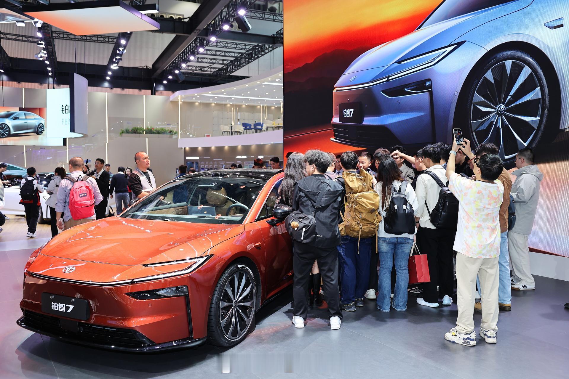没想到广州车展已经几天了，但广汽丰田的展台依旧火爆，对这款车感兴趣的朋友记得别忘