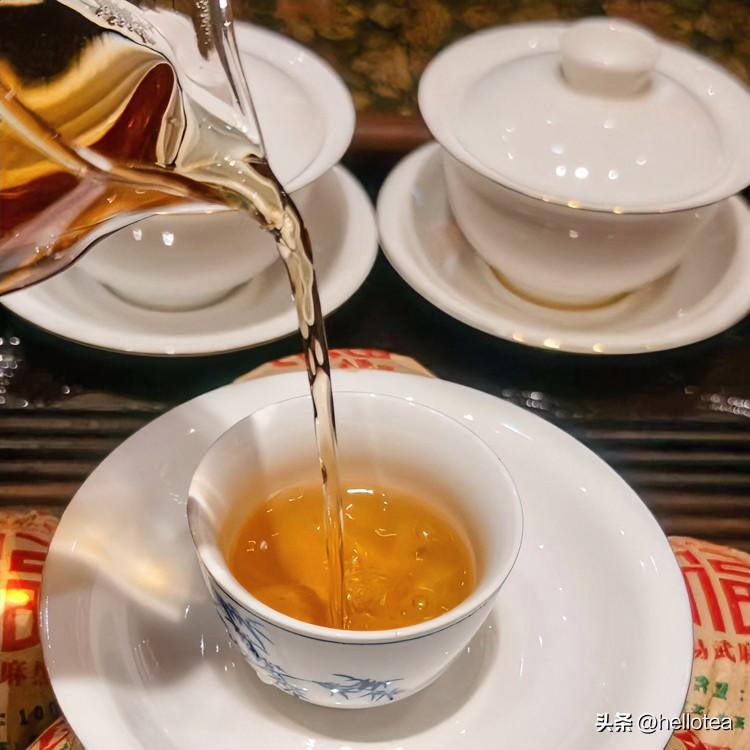 《茶境人生·庆东原》
沸汤倾玉壶，茶烟绕青瓷。叶儿辗转意无涯，半盏清欢即道机。不
