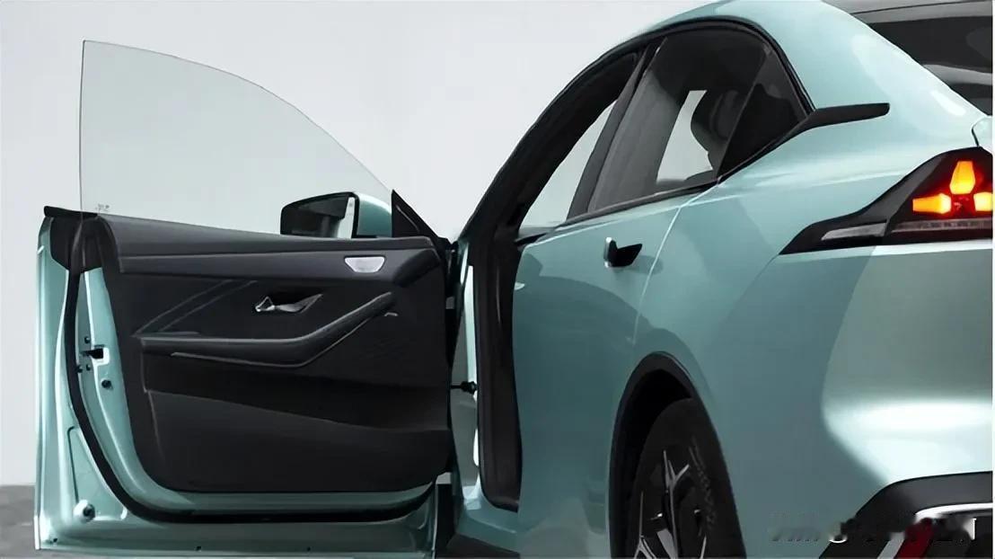 深蓝SL03作为我的第一台车来说，我觉得驾驶感受还是不错的，而且这个车子它的续航