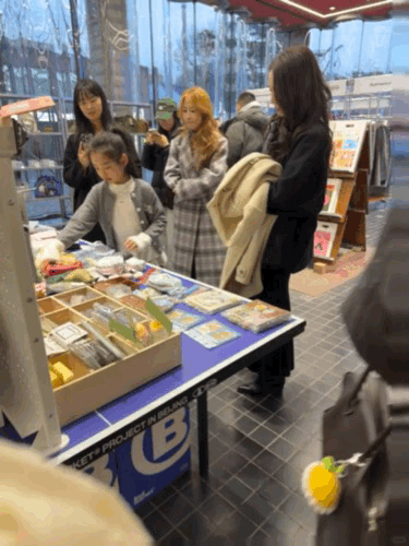 董璇带小酒窝逛街798市集偶遇董璇带小酒窝啦！小奶团子蹲在摊位前扒拉小玩意儿，软