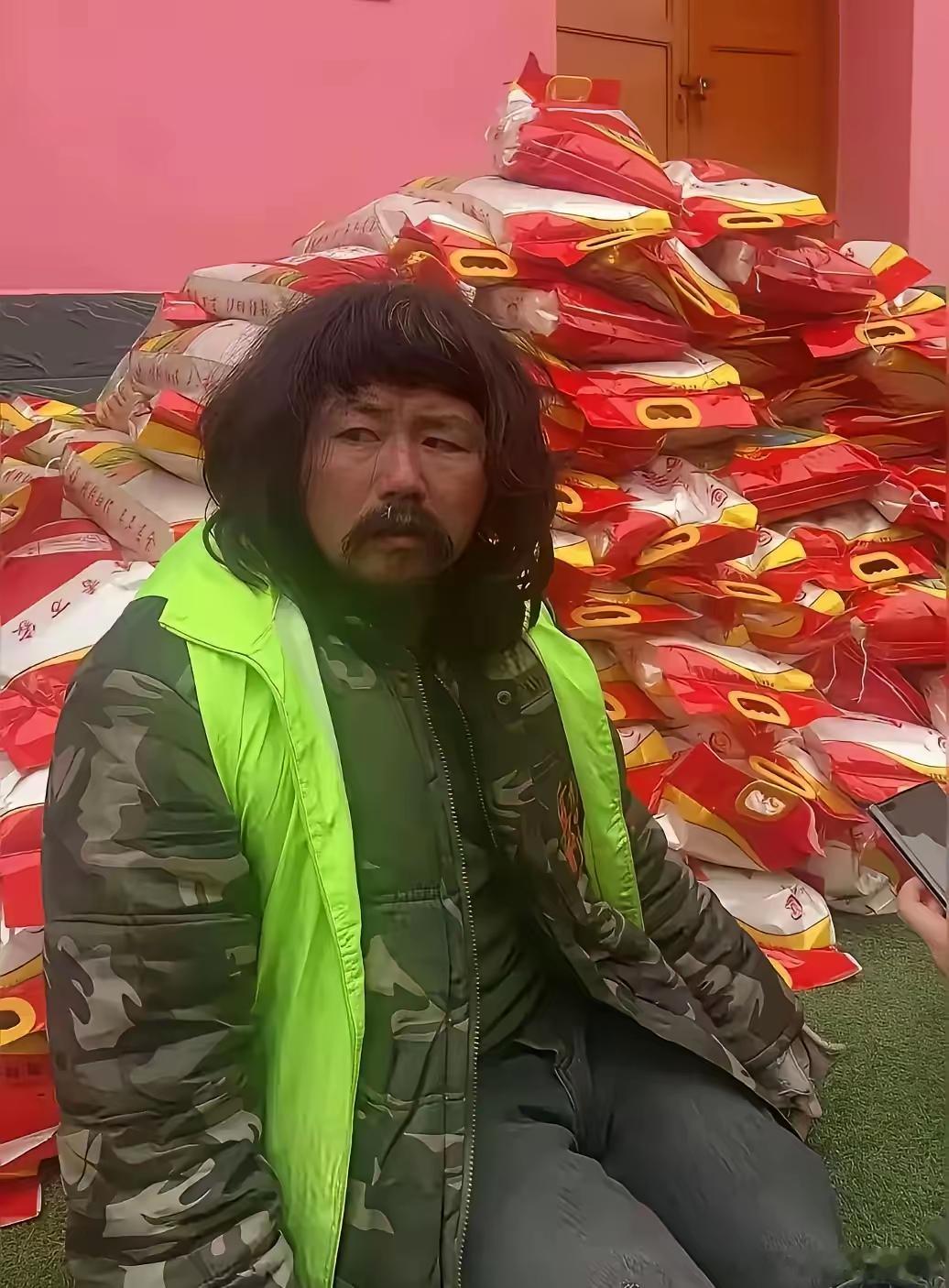 我问了做慈善的朋友，胡雷这样的人为什么没评上感动中国。​朋友叹了口气：他跪着走路