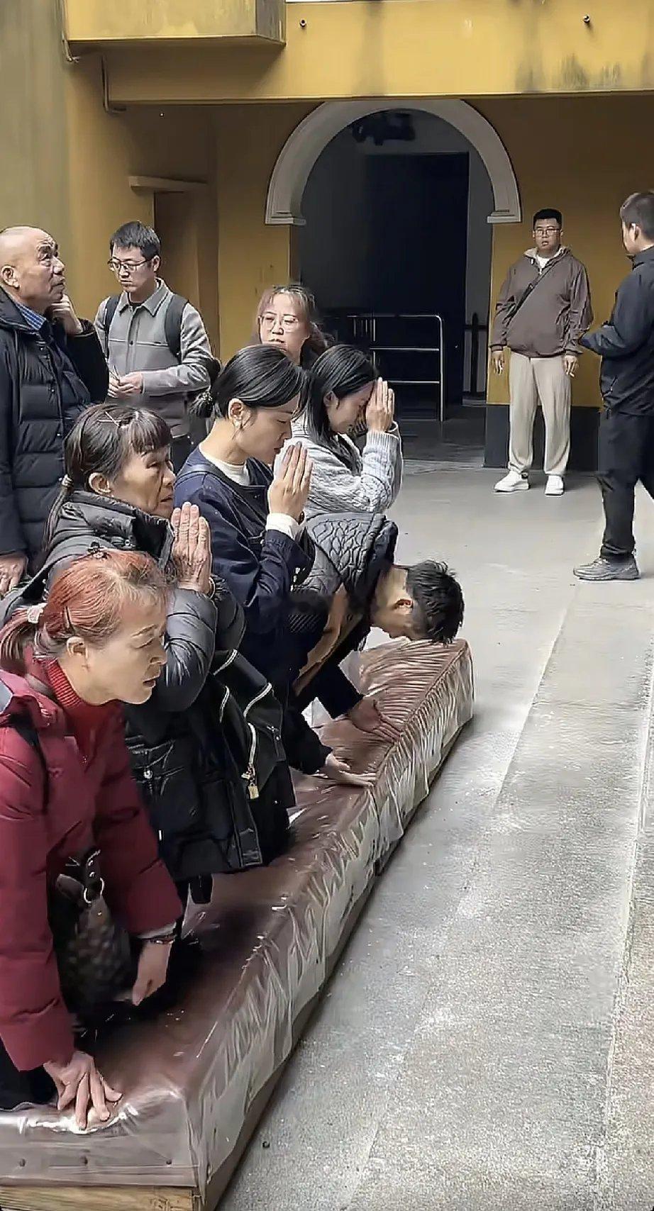 田亮与叶一茜到杭州普陀山祈福，叶一茜成了中年女牲，但满脸幸福，她当初倒追田亮是明