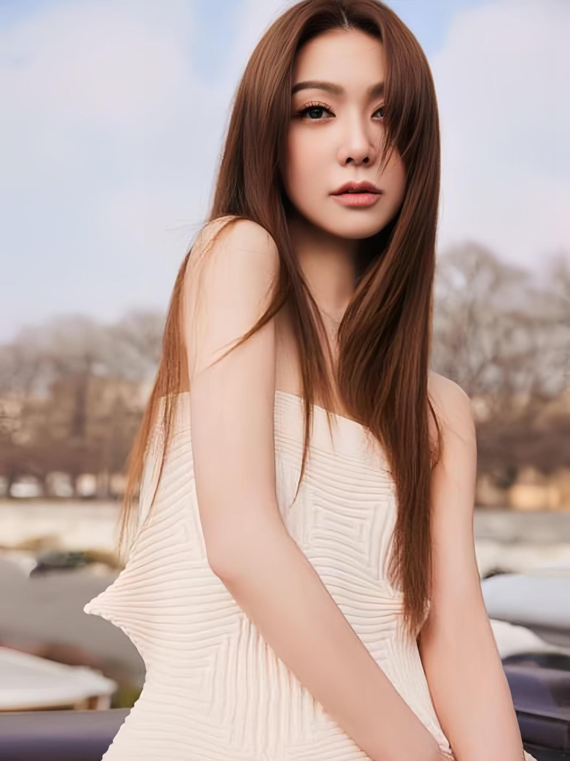 #有薛凯琪的地方就永远有夏天# 薛凯琪的穿搭充满了夏天气息，就像在拍文艺片一样，