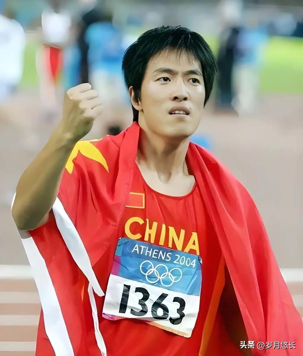 刘翔缺钱吗？
答案显然是否定的。
耐克终身合同每年保底200万美元，折合人民币1