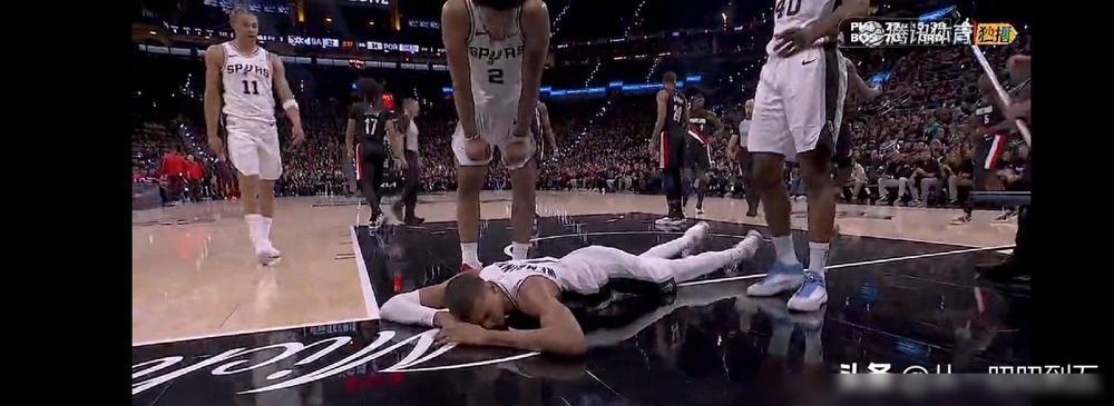 脸砸穿地板，当场脑震荡！马刺的天塌了，季后赛的吹罚就这尺度？
霍乐迪空中一掌切