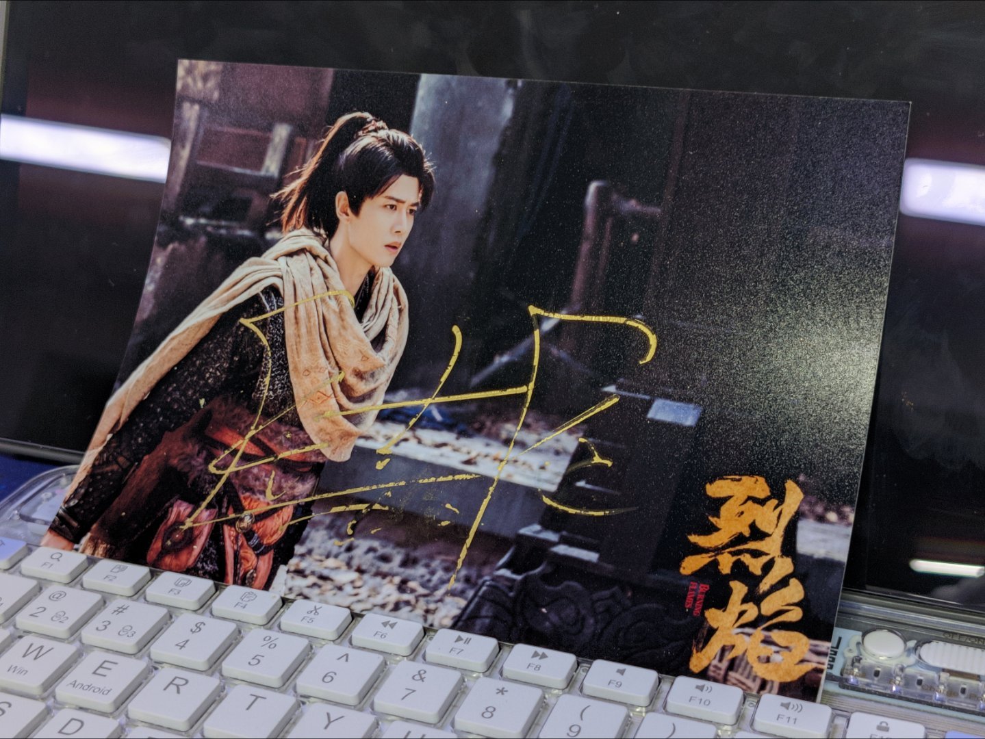 回馈一下大家的喜欢，抽一人送任嘉伦签名照[送花花]条件∶ 铁粉➕赞评 ​  ​​