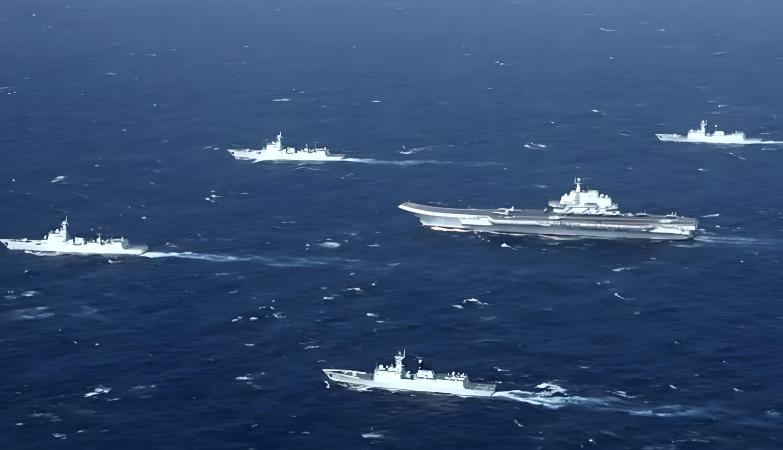 没有硝烟的战争，紧张对峙！
【中国青年网报道】12月7日，辽宁舰航母编队沿着琉球