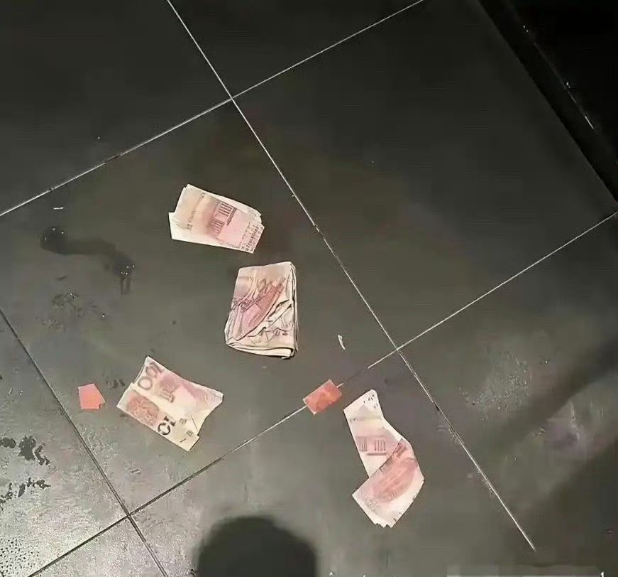 在KTV地上看到，怎么折成这样的