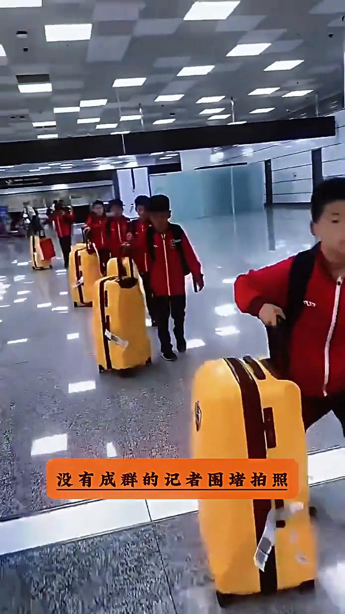 中国足球小将，没人追捧的欧洲冠军。
你见过拿了欧洲冠军回国却冷冷静静没人追捧的少