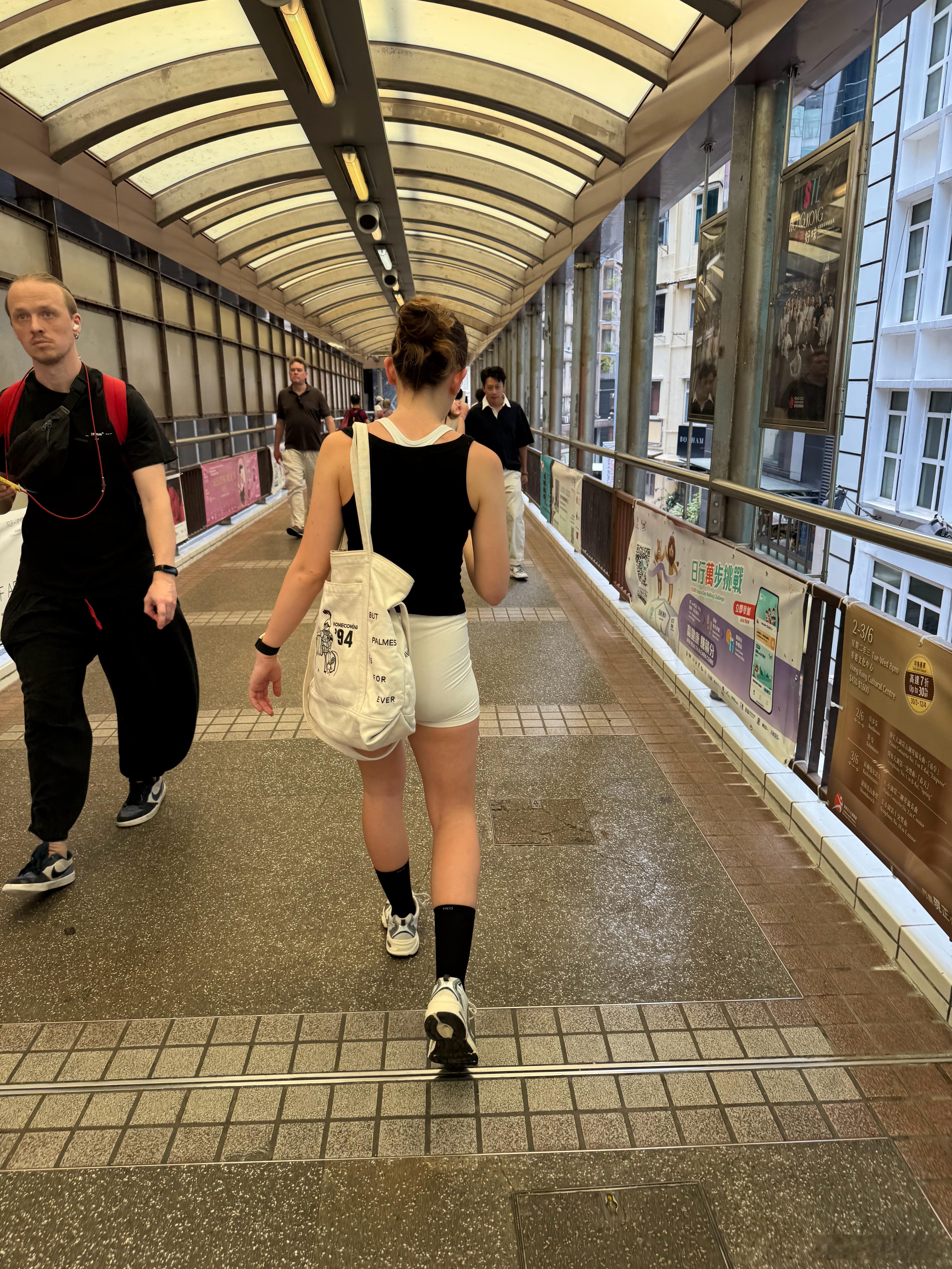 前面的小姐姐应该是经常健身的。香港有很多健身的女生都喜欢穿很紧身的瑜伽裤出街。 