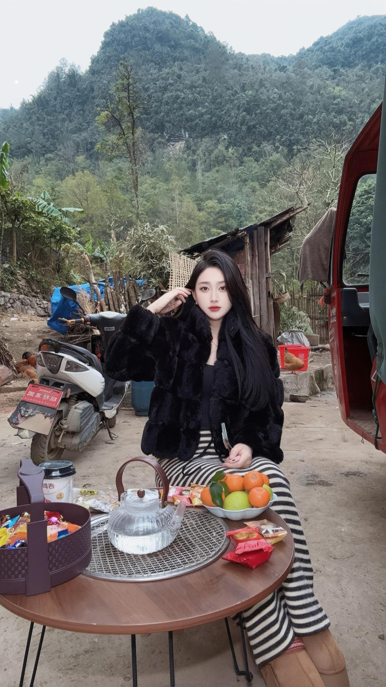 『半窗月痕·西江月·归村暂霸村花』
 
归卧山村野舍，闲围茶果清欢。绒裘轻裹御清