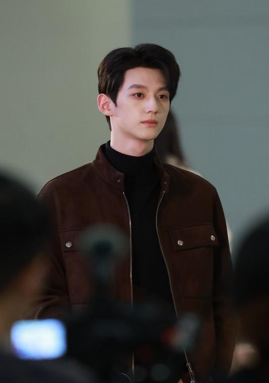 2023年了，女孩们突然集体抛弃了何以琛。
因为林屿森推门进来了。
《骄阳似我》