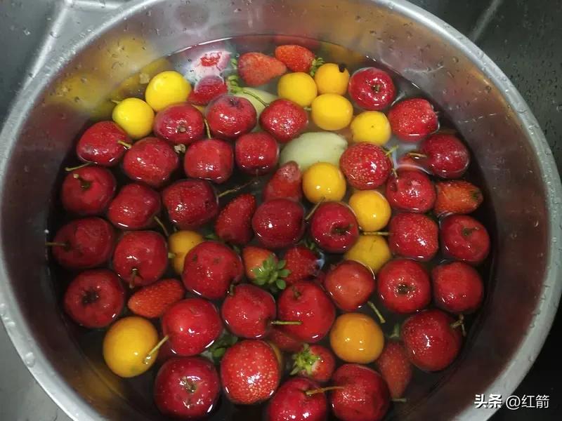 拿盐泡水果作用可不少，除了漱口消炎，还有其他好处。像泡菠萝，能让菠萝更甜，还能抑