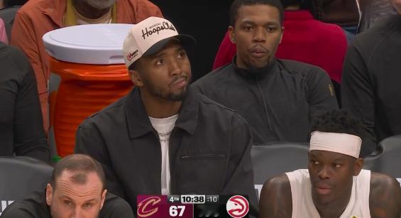 骑士超级球星米切尔真是异常的沮丧！在昨天骑士客场挑战老鹰的比赛中，当时比赛进行到